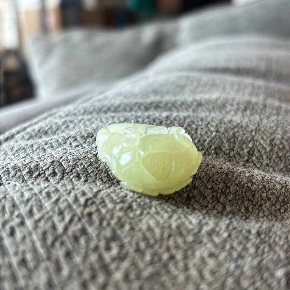 Carved Pale Green Hetian Jade Ring - Picture 8 of 11